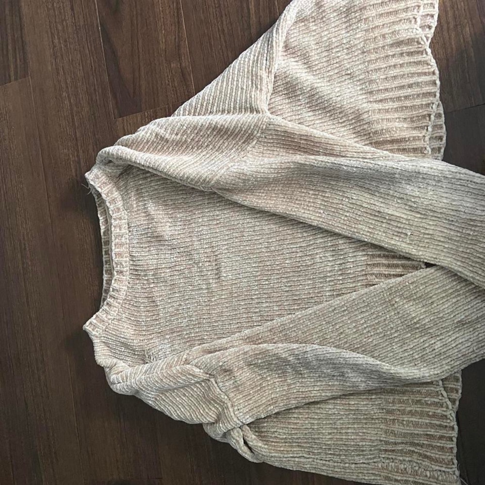 Velvet sweater with scalloped design at the ends